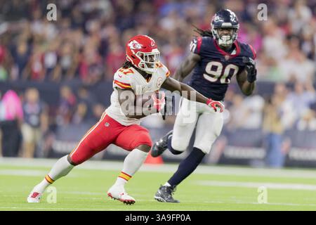 8. Oktober 2017 – Houston, Texas, USA – 8. Oktober 2017 – Houston, Texas USA – Kansas City Chiefs Running Back Kareem Hunt (27) während des regulären Saisonspiels der NFL zwischen den Houston Texans und den Kansas City Chiefs im NRG Stadium in Houston, Texas. Maria Lysaker/ZUMA Wire Service (Kreditbild: © Maria Lysaker Via ZUMA Wire) Stockfoto