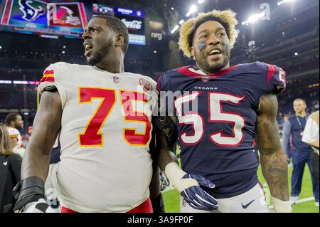 8. Oktober 2017 - Houston, Texas, USA - 8. Oktober 2017 - Houston, Texas USA - Kansas City Chiefs Offensive Tackle Cameron Erving (75) und Houston Texans im Linebacker Benardrick McKinney (55) nach dem Spiel der NFL Regular Season zwischen den Houston Texans und den Kansas City Chiefs im NRG Stadium in Houston, Texas. Maria Lysaker/ZUMA Wire Service (Kreditbild: © Maria Lysaker Via ZUMA Wire) Stockfoto