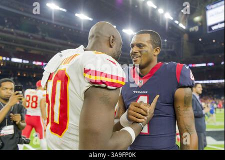 8. Oktober 2017 – Houston, Texas, USA – 8. Oktober 2017 – Houston, Texas USA – Kansas City Chiefs außerhalb des Linebacker Justin Houston (50) und Houston Texans Quarterback Deshaun Watson (4) nach dem Spiel der NFL Regular Season zwischen den Houston Texans und den Kansas City Chiefs im NRG Stadium in Houston, Texas. Maria Lysaker/ZUMA Wire Service (Kreditbild: © Maria Lysaker Via ZUMA Wire) Stockfoto