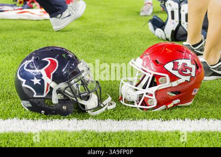 8. Oktober 2017 - Houston, Texas, USA - 8. Oktober 2017 - Houston, Texas, USA - Helme nach dem Spiel der NFL Regular Season zwischen den Houston Texans und den Kansas City Chiefs im NRG Stadium in Houston, Texas. Maria Lysaker/ZUMA Wire Service (Kreditbild: © Maria Lysaker Via ZUMA Wire) Stockfoto