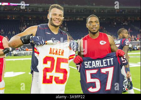 8. Oktober 2017 - Houston, Texas, USA - 8. Oktober 2017 - Houston, Texas USA - Kansas City Chiefs Cornerback Kenneth Acker (25) und Houston Texans Linebacker Brennan Scarlett (57) tauschen Trikots nach dem Spiel der NFL Regular Season zwischen den Houston Texans und den Kansas City Chiefs im NRG Stadium in Houston, Texas. Maria Lysaker/ZUMA Wire Service (Kreditbild: © Maria Lysaker Via ZUMA Wire) Stockfoto