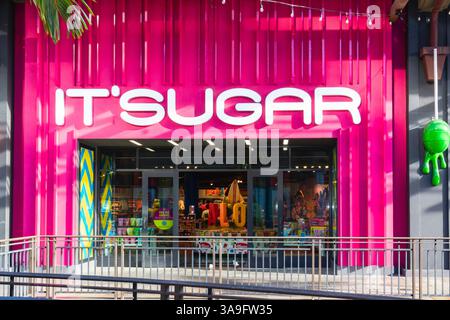 Oahu, Hawaii, USA - 23. Februar 2024 - Außenansicht des Süßwarengeschäfts IT'SUGAR im Ala Moana Center in Honolulu. Stockfoto