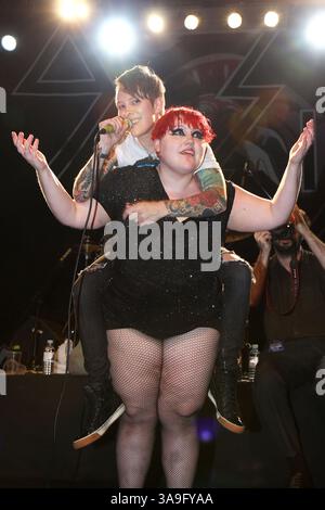 November 2009 – London, Großbritannien, USA – 28. November 2009. London, England: Beth Ditto und Hannah Blilie von Gossip. Gossip tritt live im Forum auf. Foto: Martin Harris/Capital Pictures. (Kreditbild: © Martin Harris) Stockfoto