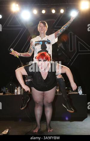 November 2009 – London, Großbritannien, USA – 28. November 2009. London, England: Beth Ditto und Hannah Blilie von Gossip. Gossip tritt live im Forum auf. Foto: Martin Harris/Capital Pictures. (Kreditbild: © Martin Harris) Stockfoto