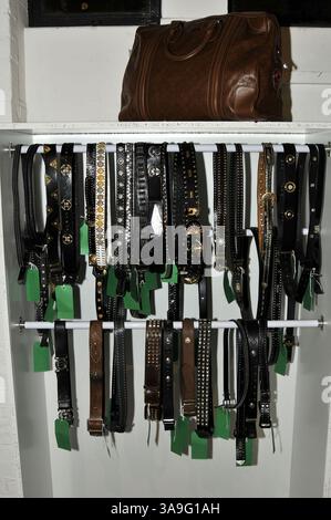 Dezember 2009 - London, Großbritannien, USA - 11. Dezember 2009 - London, England - Atmosphäre. Fotoruf, um einen Pop-up-Shop zu eröffnen, der Kleidung von Elton John und David Furish's Garderoben für die Elton John AIDS Foundation verkauft. Foto: Phil Loftus/Capital Pictures (Foto: © Phil Loftus) Stockfoto