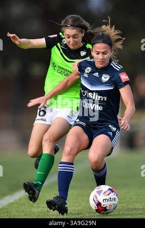 28. Oktober 2017 – Melbourne, Victoria, Australien – ANGELA BART (8) von Melbourne Victory kontrolliert den Ball in Runde 1 des W-League-Wettbewerbs zwischen Melbourne Victory und Canberra United während der Saison 2017-18 im Epping Stadium, Melbourne, Australien. Die Westfield W-League ist die australische semiprofessionelle Frauenfußballliga. Melbourne gewann mit 2:1. (Bild: © Sydney Low Via ZUMA Wire) Stockfoto