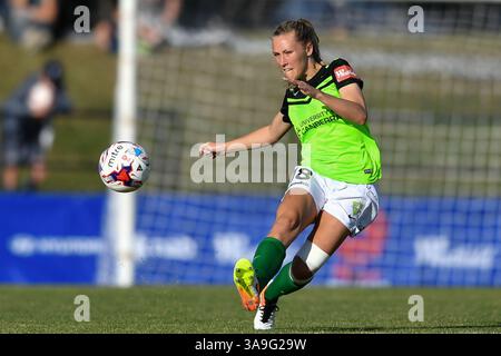 28. Oktober 2017 - Melbourne, Victoria, Australien - TAREN KING (18) von Canberra United tritt in Runde 1 des W-League-Wettbewerbs zwischen Melbourne Victory und Canberra United während der Saison 2017-18 im Epping Stadium in Melbourne, Australien. Die Westfield W-League ist die australische semiprofessionelle Frauenfußballliga. Melbourne gewann mit 2:1. (Bild: © Sydney Low Via ZUMA Wire) Stockfoto