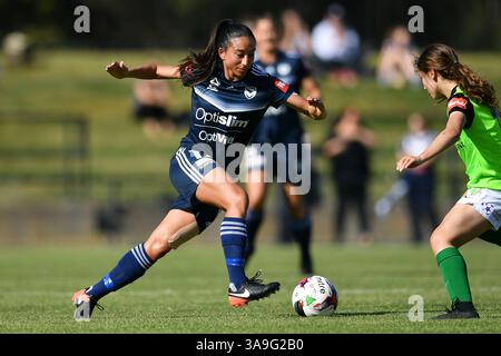 28. Oktober 2017 – Melbourne, Victoria, Australien – GULCAN KOCA (17) von Melbourne Victory läuft mit dem Ball in Runde 1 des W-League-Wettbewerbs zwischen Melbourne Victory und Canberra United während der Saison 2017-18 im Epping Stadium, Melbourne, Australien. Die Westfield W-League ist die australische semiprofessionelle Frauenfußballliga. Melbourne gewann mit 2:1. (Bild: © Sydney Low Via ZUMA Wire) Stockfoto