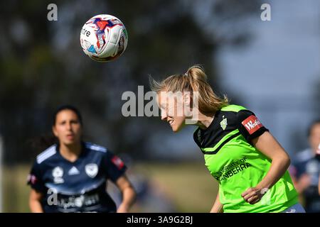 28. Oktober 2017 – Melbourne, Victoria, Australien – TAREN KING (18) aus Canberra United führt den Ball in Runde 1 des W-League-Wettbewerbs zwischen Melbourne Victory und Canberra United während der Saison 2017-18 im Epping Stadium in Melbourne, Australien. Die Westfield W-League ist die australische semiprofessionelle Frauenfußballliga. Melbourne gewann mit 2:1. (Bild: © Sydney Low Via ZUMA Wire) Stockfoto