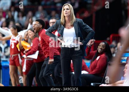 Oklahoma Sooners Cheftrainer Jennie Baranczyk gegen UConn Huskies während des NCAA Tournament Basketballspiels Achtelfinale in der Spokane Arena am 29. März 2025. Die UConn Huskies besiegten die Oklahoma Sooners 82-59 und erreichten die Elite Eight. (Jameel Pugh/Bild des Sports) Stockfoto