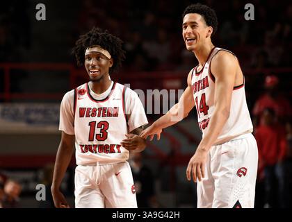 1. November 2017; Bowling Green, KY, USA WKU Hilltoppers-Wachposten Taveion Hollingsworth (13) und Stürmer Marek Nelson (14) machen während eines Spiels zwischen den Campbellsville Tigers gegen die WKU Hilltoppers in der E. A. Diddle Arena Witze. (Pflichtfoto: Steve Roberts/CSM)(Credit Image: &Copy; Steve Roberts/CSM via ZUMA Wire) Stockfoto