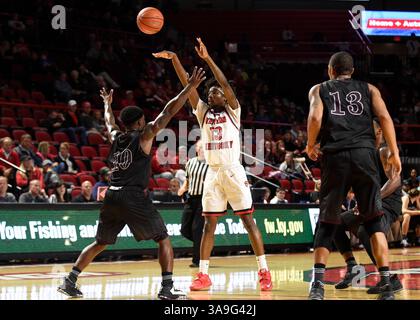 1. November 2017; Bowling Green, KY, USA WKU Hilltoppers Guard Taveion Hollingsworth (13) übergibt den Ball während eines Spiels zwischen den Campbellsville Tigers gegen die WKU Hilltoppers in der E. A. Diddle Arena. (Pflichtfoto: Steve Roberts/CSM)(Credit Image: &Copy; Steve Roberts/CSM via ZUMA Wire) Stockfoto