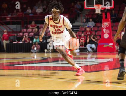 1. November 2017; Bowling Green, KY, USA WKU Hilltoppers Guard Taveion Hollingsworth (13) fährt den Ball während eines Spiels zwischen den Campbellsville Tigers gegen die WKU Hilltoppers in der E. A. Diddle Arena. (Pflichtfoto: Steve Roberts/CSM)(Credit Image: &Copy; Steve Roberts/CSM via ZUMA Wire) Stockfoto