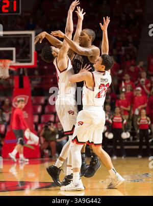 1. November 2017; Bowling Green, KY, USA Campbellsville Tigers Adam Stanford (13) wirft während eines Spiels zwischen den Campbellsville Tigers gegen die WKU Hilltoppers in der E. A. Diddle Arena aus einem Doppelteam. (Pflichtfoto: Steve Roberts/CSM)(Credit Image: &Copy; Steve Roberts/CSM via ZUMA Wire) Stockfoto