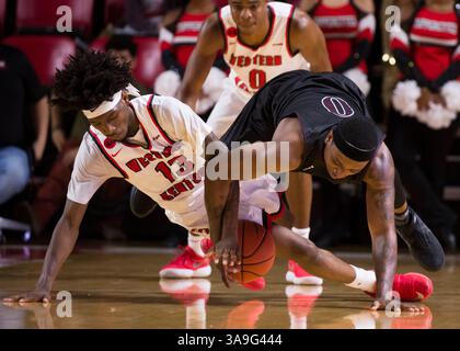 1. November 2017: Bowling Green, KY, USA Campbellsville Tigers Tim Coleman (0) und WKU Hilltoppers Guard Taveion Hollingsworth (13) kämpfen um den losen Ball während eines Spiels zwischen den Campbellsville Tigers gegen die WKU Hilltoppers in der E. A. Diddle Arena. (Pflichtfoto: Steve Roberts/CSM)(Credit Image: &Copy; Steve Roberts/CSM via ZUMA Wire) Stockfoto