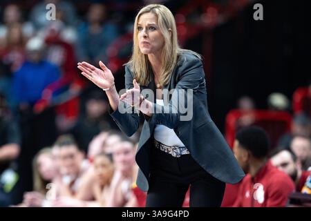 Oklahoma Sooners Cheftrainer Jennie Baranczyk gegen die UConn Huskies während des NCAA Tournament Basketballspiels Achtelfinale in der Spokane Arena am 29. März 2025. Die UConn Huskies besiegten die Oklahoma Sooners 82-59 und erreichten die Elite Eight. (Jameel Pugh/Bild des Sports) Stockfoto