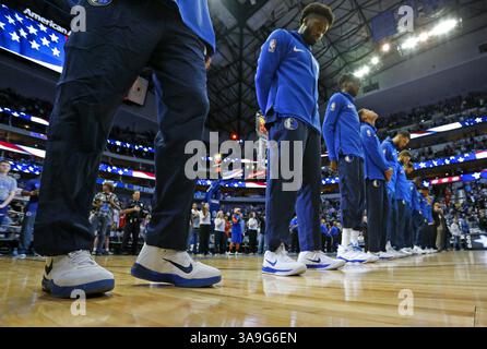 25. Oktober 2017 - Dallas, TX, USA - die Schuhe der Mavs, Dallas Mavericks Stürmer Dirk Nowitzki (41) links während der Nationalhymne, bevor die Memphis Grizzlies am Mittwoch, 25. Oktober 2017 gegen die Dallas Mavericks in Dallas spielen. (Bild: © Paul Moseley/TNS via ZUMA Wire) Stockfoto