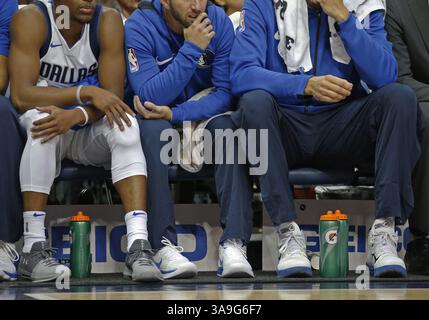 25. Oktober 2017 – Dallas, TX, USA – Mavs' Schuhe auf der Bank, von links, Dallas Mavericks schützt Dennis Smith Jr. (1) und J.J. Barea (5) mit Stürmer Dirk Nowitzki (41) als die Memphis Grizzlies die Dallas Mavericks in Dallas am Mittwoch, 25. Oktober 2017 spielen. (Bild: © Paul Moseley/TNS via ZUMA Wire) Stockfoto