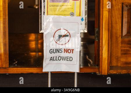 Oahu, Hawaii, USA - 23. Februar 2024 - Schild „Guns not allowed“ am Eingang des Obersten Gerichtshofs von Hawaii. Stockfoto