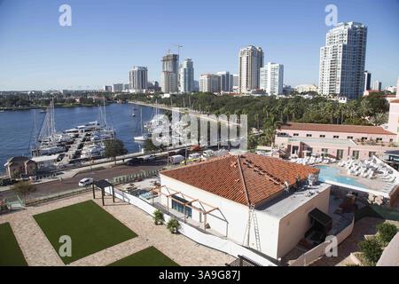 November 2017 - St. Petersburg, Florida, USA - SCOTT KEELER | Times. Der Blick vom Balkon auf die neu renovierte Präsidentensuite im neuen Turm des Vinoy Renaissance St. Petersburg Resort and Golf Club zeigt die Innenstadt von St. Petersburg. Das Resort wird mehrere Jahre lang im Wert von 50 Millionen Dollar renoviert, die vollständige Fertigstellung ist für 2019 geplant. Unten rechts befindet sich ein neuer Veranstaltungsraum im Freien. Auf der rechten Seite werden die Bauarbeiten in der Nähe des Pools im neuen Restaurant Paul's Landing fortgesetzt, das Anfang 2018 eröffnet werden soll. (Bild: © Scott Keeler/Tampa Bay Times via ZUMA Wire) Stockfoto
