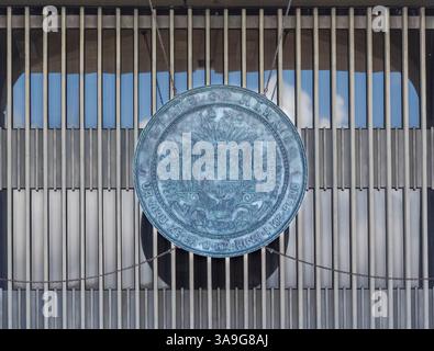 Oahu, Hawaii, USA - 23. Februar 2024 - Nahaufnahme des Emblems an der Vorderseite des Hawaii State Capitol Gebäudes in der Beretania Street, Honolulu. Stockfoto