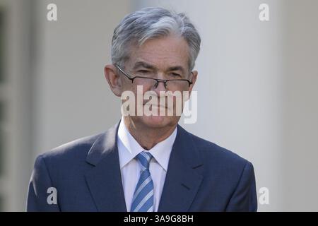 2. November 2017: Washington, District of Columbia, USA: Präsident Donald J. Trumps Kandidat für den Präsidenten der US-Notenbank, JEROME POWELL, sieht zu, wie Präsident Trump mit Reportern im Rose Garden im Weißen Haus spricht. (Bild: © Alex Edelman/CNP via ZUMA Wire) Stockfoto