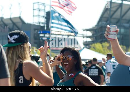 24. September 2017 - Philadelphia, Pennsylvania, USA - Eagles-Fans-Tail-Gate-Party auf dem Parkplatz vor Lincoln Financial Field in South Philadelphia während des Home Opener-Spiels am 24. September 2017 in South Philadelphia. (Bild: © Bastiaan Slabbers via ZUMA Wire) Stockfoto