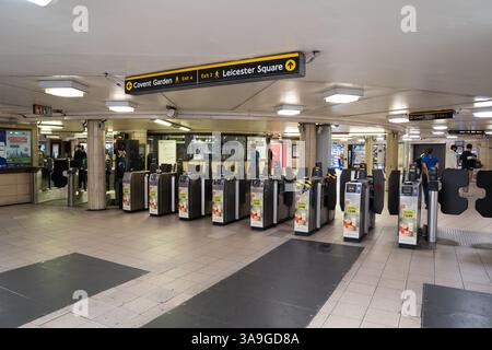 London, England, 11. Juli 2023, Ticket Gates at a London Underground Station Highlights klare Beschilderung zum Covent Garden und Leicester Square Stockfoto
