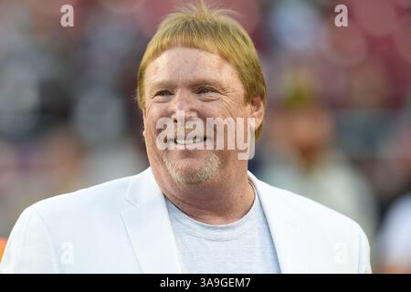 24. SEPTEMBER 2017: Mark Davis, Besitzer der Oakland Raiders, geht die Seitenlinie vor dem Sonntagabend-Matchup zwischen den Oakland Raiders und den Washington Redskins im FedEx Field in Landover, MD. (Kreditbild: &Copy; John Middlebrook/CSM via ZUMA Wire) Stockfoto