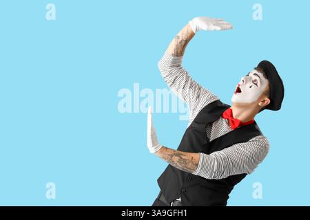Männlicher Pantomimist auf blauem Hintergrund Stockfoto
