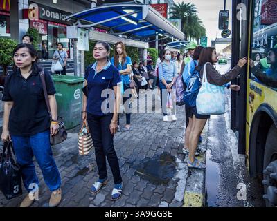 25. September 2017 - Rangsit, Pathum Thani, Thailand - Passagiere warten an einer Transitstation in der Nähe der Future Park Mall in Rangsit, Provinz Pathum Thani, etwa eine Stunde nördlich von Bangkok, an Bord von Bussen nach Bangkok. Einst eine ruhige Provinz im Reisanbaugebiet Zentralthailands, ist Pathum Thani, insbesondere Rangsit, die südlichste Stadt der Provinz, zu einem Vorort von Bangkok geworden. Zehntausende von Menschen nutzen die Bus- und Kleinbushaltestellen, um zu den Stadtbahnstationen in Bangkok zu gelangen und dann zur Arbeit zu gehen. Hunderte weitere fahren mit den State Railways of Thailand Pendlerzügen, die von den nördlichen Vororten nach Thailand fahren Stockfoto