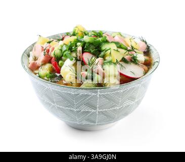 Schüssel mit leckerer Okroshka isoliert auf weißem Hintergrund Stockfoto