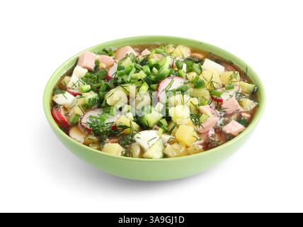Schüssel mit leckerem Okroshka auf weißem Hintergrund Stockfoto