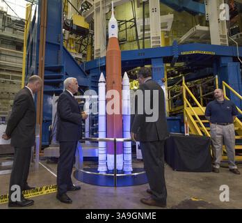 25. September 2017 – Huntsville, Alabama, Vereinigte Staaten von Amerika – US-Vizepräsident Mike Pence, zweiter von links, erhält einen Überblick über den strukturellen Teststand des Space Launch System (SLS) durch Todd May, Direktor des Marshall Space Flight Centers der NASA, wie US-Repräsentant Robert Aderholt (Republikaner von Alabama) am Montag, 25. September 2017 im Marshall Space Flight Center in Huntsville, Alabama, Alabama, sieht. Der Vizepräsident besuchte das Weltraumzentrum, um sich die Testhardware für das Space Launch System von NASAâ, die neue Weltraumrakete von Americaâ, anzusehen und die Crew an Bord des Internats anzurufen Stockfoto