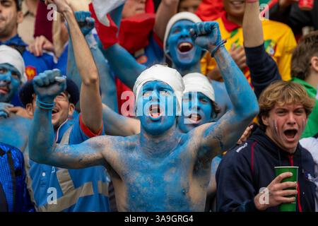 Hongkong, China, 30. März 2025, sehen französische Fans die Hong Kong Rugby Sevens. Für die Eröffnungsinszenierung der Cathay/HSBC Hong Kong Sevens 2025, die ab März 28-30 im neuen Kai Tak Stadium stattfindet, wird ein dreitägiger Besucherrekord von 139.000 erwartet. Ein überstürzter Unterhaltungsplan ergänzt die Veranstaltung auf dem Spielfeld. Kredit: Asia Visuals Stockfoto