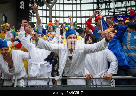 Hongkong, China, 30. März 2025, sehen französische Fans die Hong Kong Rugby Sevens. Für die Eröffnungsinszenierung der Cathay/HSBC Hong Kong Sevens 2025, die ab März 28-30 im neuen Kai Tak Stadium stattfindet, wird ein dreitägiger Besucherrekord von 139.000 erwartet. Ein überstürzter Unterhaltungsplan ergänzt die Veranstaltung auf dem Spielfeld. Kredit: Asia Visuals Stockfoto