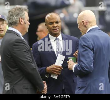 5. November 2017: Houston, TX, USA – Rick Smith (Mitte), General Manager der Houston Texans, spricht mit dem Vize-Vorsitzenden Cal McNair (links) und Besitzer Bob McNair auf dem Feld vor dem Start eines NFL-Fußballspiels zwischen den Houston Texans und den Indianapolis Colts im NRG Stadium in Houston, Texas. (Bild: © Scott W. Coleman via ZUMA Wire) Stockfoto