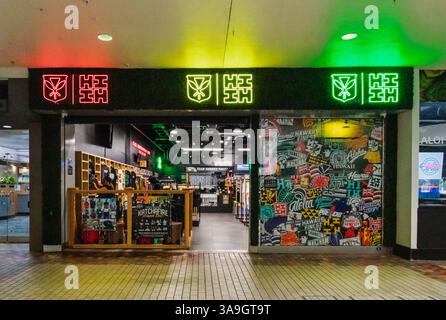Oahu, Hawaii, USA - 23. Februar 2024 - Hawaiis feinstes Bekleidungsgeschäft im Ala Moana Center in Honolulu. Stockfoto