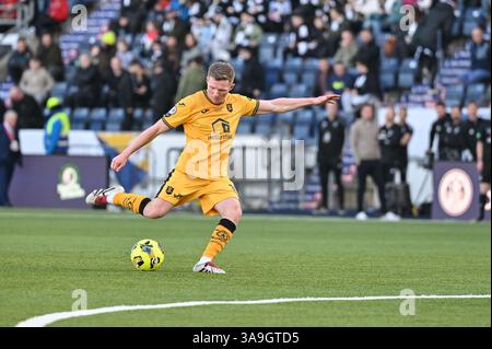 Falkirk, Schottland, Großbritannien. 30. März 2025. Stephen Kelly aus Livingston trifft den Ball beim SPFL Trust Trophy Final Spiel zwischen Queen’s Park und Livingston im Falkirk Stadium. Quelle: Damon Thomson/Alamy Live News Stockfoto