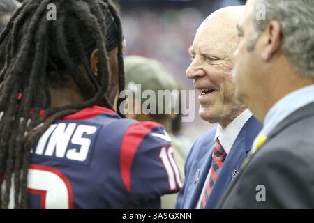 5. November 2017: Houston, TX, USA – der Großsieger von Houston Texans DeAndre Hopkins (10) begrüßt den Besitzer Bob McNair und den stellvertretenden Vorsitzenden Cal McNair auf dem Feld, bevor ein Fußballspiel zwischen den Houston Texans und den Indianapolis Colts im NRG Stadium in Houston, Texas, beginnt. (Bild: © Scott W. Coleman via ZUMA Wire) Stockfoto