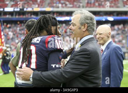 5. November 2017: Houston, TX, USA – der Großsieger von Houston Texans DeAndre Hopkins (10) begrüßt den Vize-Vorsitzenden von Texans Cal McNair und den Besitzer Bob McNair auf dem Feld, bevor ein Fußballspiel zwischen den Houston Texans und den Indianapolis Colts im NRG Stadium in Houston, Texas, beginnt. (Bild: © Scott W. Coleman via ZUMA Wire) Stockfoto