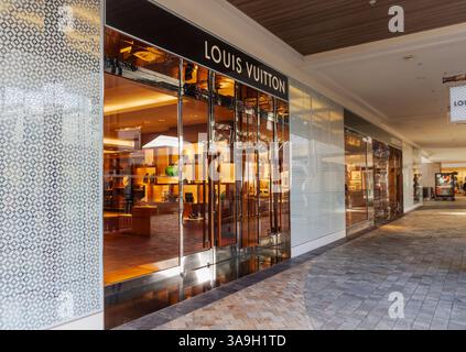 Oahu, Hawaii, USA - 23. Februar 2024 - Außenansicht des Louis Vuitton Stores im Ala Moana Center in Honolulu. Stockfoto