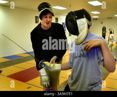 Simon Pitfield arbeitet mit Sebastian Lawler, 12, Davis, an der Davis Fencing Academy am Mittwoch, 10. April 2002. Sacramento Bee / Owen Brewer / ZUMA Press Stockfoto