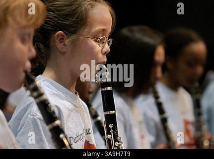 Morgan Bernal (cq), Fünftklässlerin an der Arthur Dudley Elementary School in Sacramento, spielt ihre Klarinette mit der Schulband während des weltgrößten Konzerts im Sacramento Convention Center Donnerstag, den 14. März 2002. Etwa 300 Grund- und Mittelschüler nahmen an der Konzertsimulation in den Vereinigten Staaten Teil, als Teil des von der National Association for Music Education gesponserten Monats „Music in Our Schools“. Music Education California: Focus on the Future ist die staatliche Konferenz für die berufliche Entwicklung vor der K durch Musikpädagogen an Universitäten. Ove Stockfoto