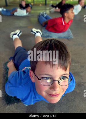 Nate Volland (cq), 10, eine fünfte Klasse an der Hubert Bancroft Elementary School in Sacramento, übt am Mittwoch, den 10. April 2002, einen Kofferlift, in Vorbereitung auf das nächste Monate Fitnessgram, eine landesweite körperliche Fitnessprüfung. Die Gesetzgeber haben versucht, Rechtsvorschriften einzuführen, die Anreize und Verantwortlichkeit für Schulsportprogramme bieten würden, indem sie das Fitnessgram in den Academic Performance Index (API) aufnehmen. Sacramento Bee / Randy Pench / ZUMA Press Stockfoto