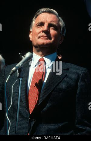 30. März 1984; Washington, District of Columbia, USA; der Politiker WALTER MONDALE setzt sich im Wahlkampf 1984 gegen Ronald Reagan ein. (Bild: © Arthur Grace/ZUMAPRESS.com) Stockfoto