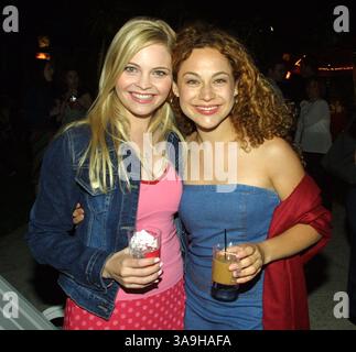 Juli 2001; Los Angeles, CA, USA; Schauspieler REAGAN DALE NEIS & VICKI DAVIS bei der Summer All-Star Party 2001 des WB Network. Stockfoto