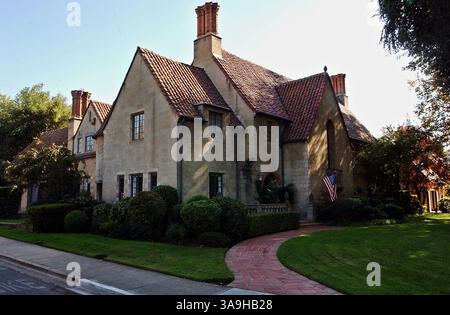 LASSEN SIE DAS FOTO NICHT LOS. KEINE ADRESSE, DIE NICHT VERÖFFENTLICHT WIRD. Es wurde gemunkelt, dass Arnold Schwarzenegger dieses „Fabulous Forties“-Haus an der 1301 45th Street in East Sacramento kaufen könnte, fotografiert am Donnerstag, 9. Oktober 2003. Sacramento Bee/Andy Alfaro VERÖFFENTLICHEN SIE KEIN FOTO. KEINE ADRESSE, DIE NICHT VERÖFFENTLICHT WIRD. 1301 45th Street Sacramento, CA /ZUMA Press Stockfoto