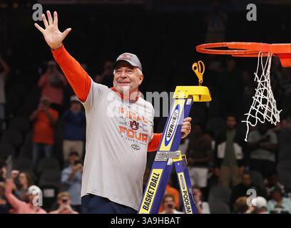 Atlanta, Usa. 30. März 2025. Auburn Head Coach Bruce Pearl hilft, das Netz zu zerschlagen, nachdem die Tigers Michigan State 70-64 in der Elite Acht-Runde des NCAA Männer Basketballturniers in der State Farm Arena in Atlanta, Georgia am Sonntag, den 30. März 2025 besiegt hatten. Auburn spielt in den Final Four am 5. April in Florida. Foto: Mike Zarrilli/UPI. Quelle: UPI/Alamy Live News Stockfoto