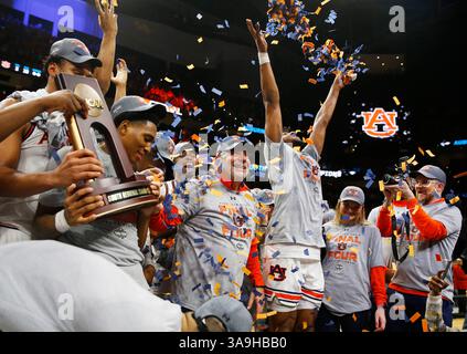 Atlanta, Usa. 30. März 2025. Auburn Head Coach Bruce Pearl feiert mit seinem Team, nachdem die Tigers Michigan State 70-64 in der Elite Acht-Runde des NCAA Männer Basketballturniers in der State Farm Arena in Atlanta, Georgia am Sonntag, den 30. März 2025 besiegt haben. Auburn spielt in den Final Four am 5. April in Florida. Foto: Mike Zarrilli/UPI. Quelle: UPI/Alamy Live News Stockfoto